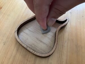 木製ギター型ピック皿のメンテナンスについて
